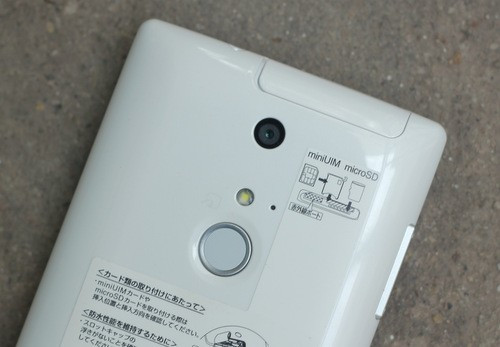 Camera 13 megapixel với đèn flash LED đơn đặt khá xa, sát bên dưới là phím nhận diện vây tay giống như phím Home của iPhone 5S nhưng hoạt động giống phím của HTC One Max, cần phải quét ngón tay thay vì chạm.