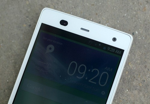 Thiết kế đơn giản nhưng chắc chắn với lớp vỏ nhựa nguyên khối bóng bẩy.