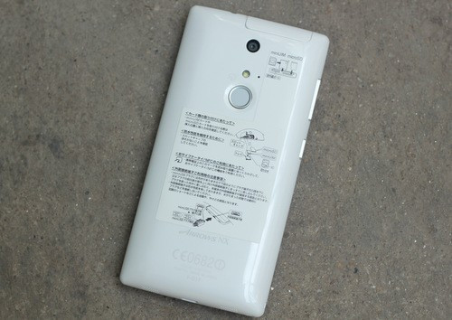 Mặt lưng của máy đơn giản, nhưng máy mới được dán thêm nhiều hướng dẫn sử dụng.