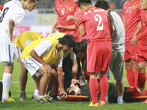 Văn Nhiên được sơ cứu sau pha va chạm với đồng đội. Ảnh: Cao Lâm.