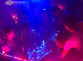 Cuộc chơi thực sự bắt đầu khi nhạc sàn được bật lên với âm thanh “khủng” như đấm vào tai. Ảnh minh họa từ internet