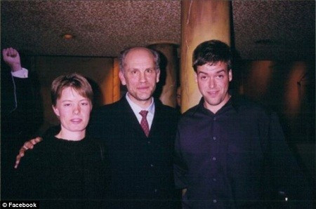 Greg Bizarro và Rebecca Mountain đã quen biết nhau được 20 năm và rất thân thiết. Trong ảnh họ đang chụp hình với nam diễn viên John Malkovich.