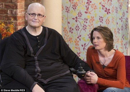 Rebecca và Paul cùng nhau xuất hiện trên truyền hình Anh trong tuần qua. Cô chia sẻ rằng: “Tôi biết mọi người khó lòng hiểu nổi tình cảm của chúng tôi nhưng đối với tôi, Paul là người đàn ông đáng yêu vô cùng”.