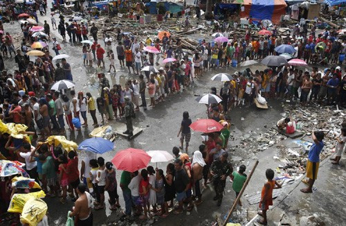 Người dân ở Tacloban xếp hàng chờ nhận lương thực và nước uống (Ảnh: Reuters)