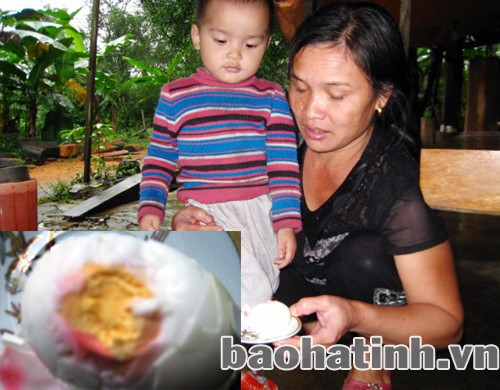 Vợ anh Thanh cho biết: Khi cắt quả trứng ra có mùi rất khó chịu, ngửi là buồn nôn