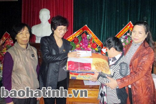 Hội Phụ nữ phường Trung Phụng trao quà cho các gia đình