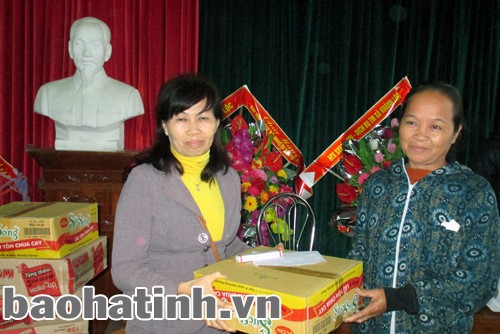 Nhận quà của Hội Từ thiện An Hòa