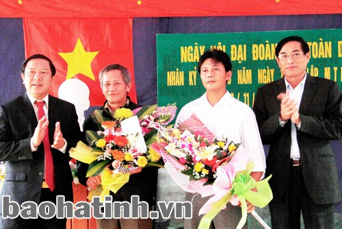 Chủ tịch UBMTTQ tỉnh Từ Văn Diện chúc mừng xóm Đô Hành - xã Mỹ Lộc (Can Lộc).