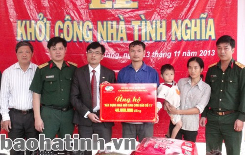 Trao quà cho gia đình anh Ngọ...