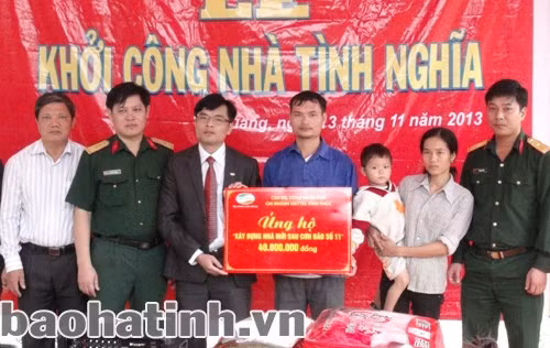 Trao quà cho gia đình anh Ngọ...