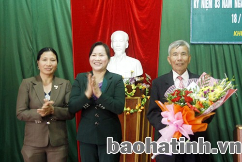 Trưởng Ban Dân vận Tỉnh ủy tặng hoa chúc mừng thôn Minh Quý, xã Thạch Châu