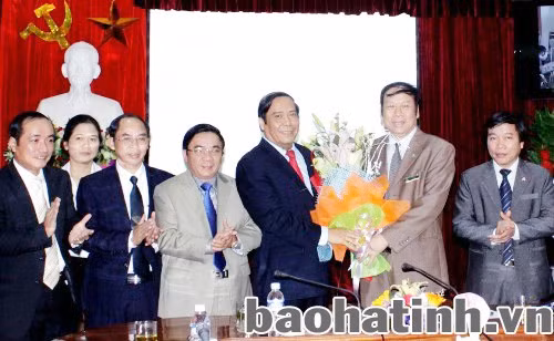 ... và chúc mừng Trường Đại học Hà Tĩnh