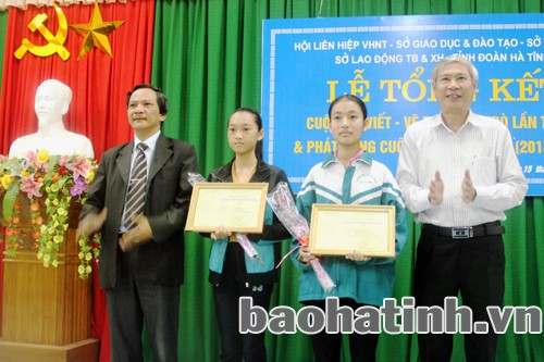 Em Nguyễn Thị Giang (lớp 8/4 - trường THCS Lê Văn Thiêm) và em Lê Nguyễn Hà (lớp 6/2 - trường THCS Nam Hà) đạt giải A ở thể loại văn học và mỹ thuật