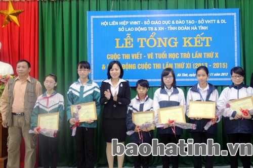 Từ trên xuống lần lượt là trao các giải B, C và khuyến khích cho các tác giả