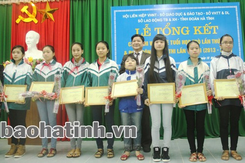 Từ trên xuống lần lượt là trao các giải B, C và khuyến khích cho các tác giả