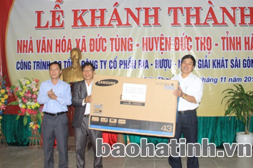 Các đơn vị thành viên: Công ty Bia Sài Gòn Hà Tĩnh, Bia Sài Gòn Sông Lam, Công ty kinh doanh Bắc Trung bộ trao tặng địa phương 3 triệu đồng và một số trang thiết bị phục vụ nhà văn hóa