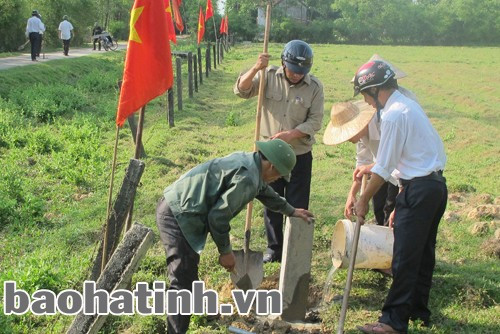 Cán bộ, đoàn viên công đoàn xã Cẩm Thăng (Cẩm Xuyên) tham gia cắm mốc quy hoạch nông thôn mới.