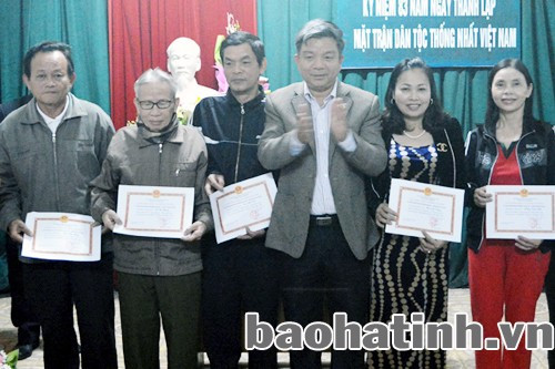 Trao chứng nhận danh hiệu Gia đình văn hóa Trao chứng nhận danh hiệu Gia đình văn hóa