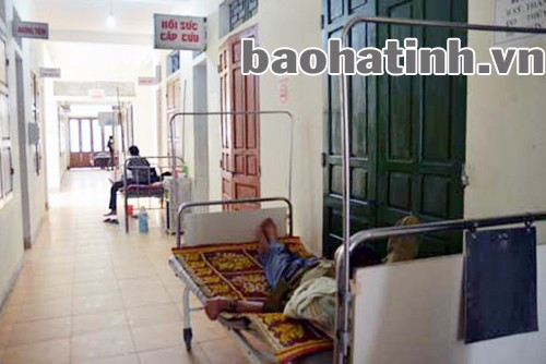 Do quá tải nên Khoa Hồi sức cấp cứu phải kê thêm giường cho bệnh nhân ngoài hành lang