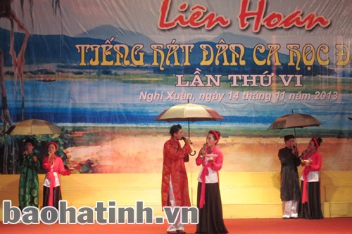 Tiết mục “Mời trầu” của Trường THPT Nguyễn Du