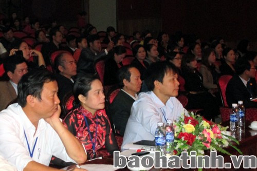 Đông đảo khán giả đến cổ vũ cho các đội thi