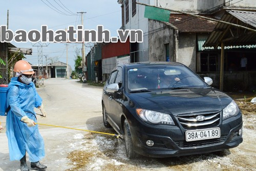 Cán bộ thú y xã Cẩm Lộc phun hóa chất tiêu độc khử trùng các phương tiện qua chốt kiểm dịch