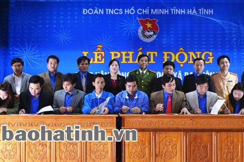 Các cơ sở Đoàn ký cam kết thực hiện Cuộc vận động xây dựng "Xã ba không" trong ĐVTN giai đoạn 2013-2017.