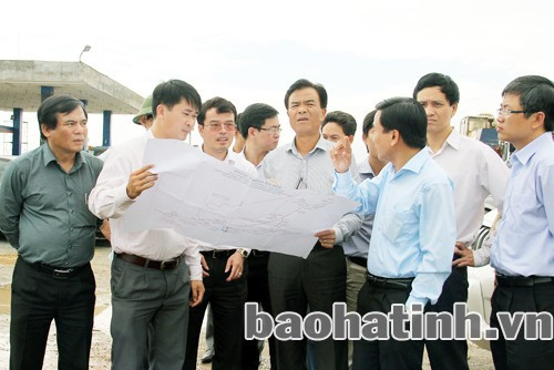 Kiểm tra Dự án nâng cấp quốc lộ 1A mới đây, Thứ trưởng Bộ GTVT Trương Tấn Viên đánh giá cao tinh thần chủ động, quyết liệt của Đảng bộ và nhân dân Hà Tĩnh trong việc thực hiện tốt công tác giải phóng mặt bằng