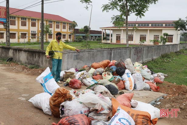 Rác chất đống nhiều ngày, dân Thường Nga “nghẹt thở” vì hôi thối