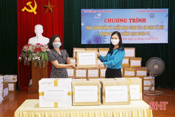 Quỹ Phát triển phụ nữ Hà Tĩnh hỗ trợ vật phẩm trị giá 160 triệu đồng phòng dịch 