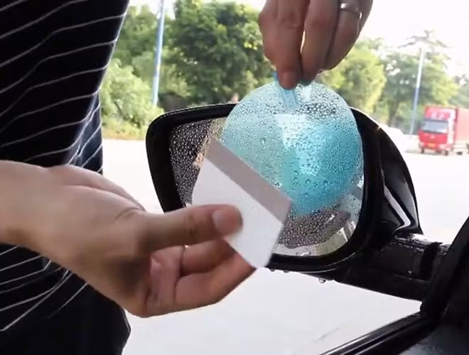 Cách khắc phục kính lái và gương mờ lái xe nên biết