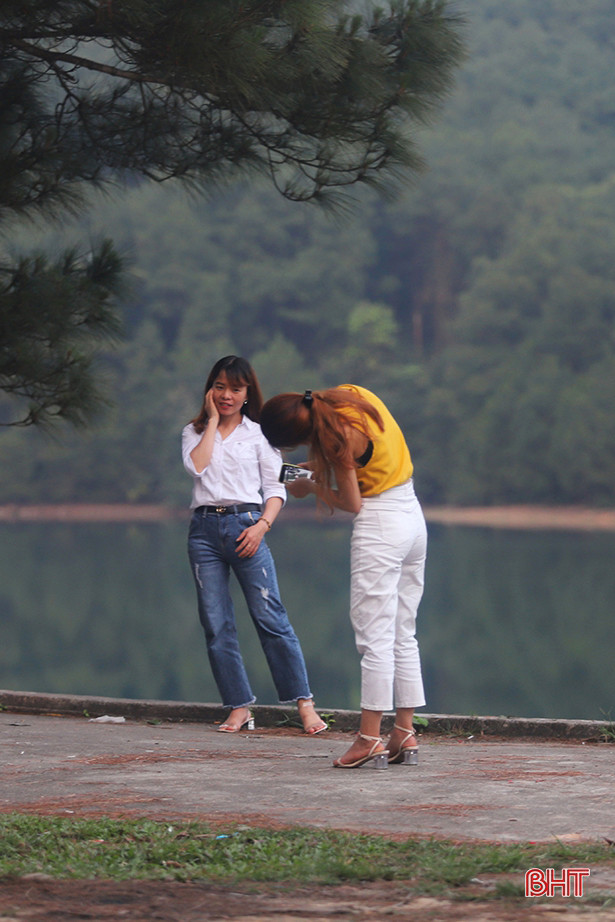 Kéo nhau lên núi Hồng Lĩnh “giải nhiệt” bất chấp lệnh cách ly xã hội