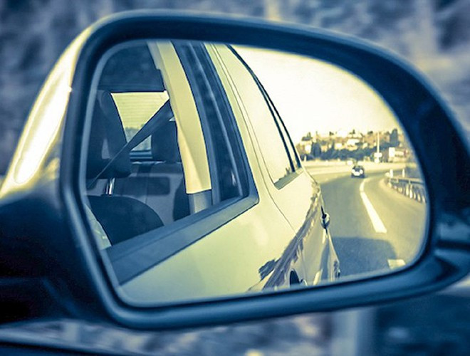Cách khắc phục kính lái và gương mờ lái xe nên biết