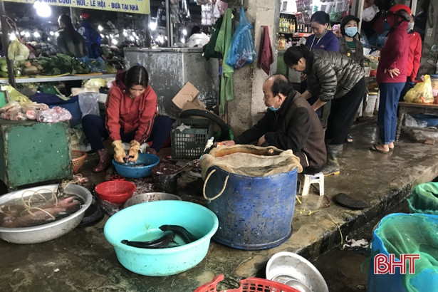 Ngày thứ 4 nới lỏng giãn cách xã hội, nhiều người dân Hà Tĩnh lơ là phòng dịch!