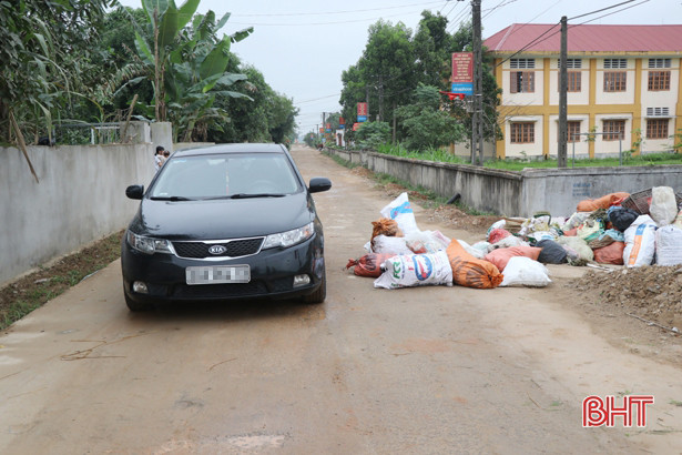 Rác chất đống nhiều ngày, dân Thường Nga “nghẹt thở” vì hôi thối