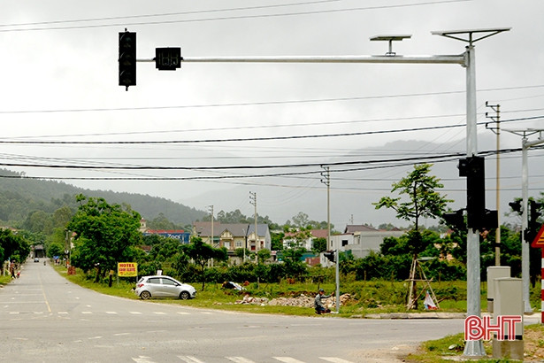 Lắp đặt cụm đèn tín hiệu tại “điểm đen” giao thông ở Hồng Lĩnh