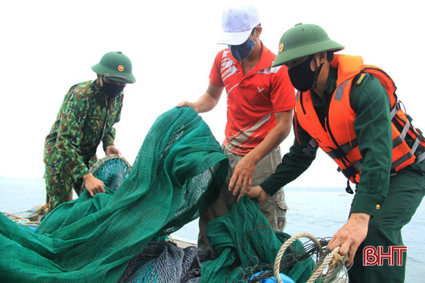Bắt giữ 2 tàu giã cào Thanh Hóa, Nghệ An khai thác trái phép