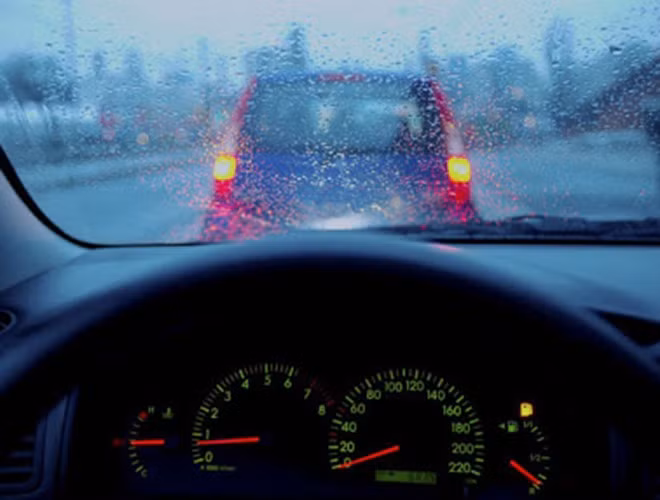 Cách khắc phục kính lái và gương mờ lái xe nên biết