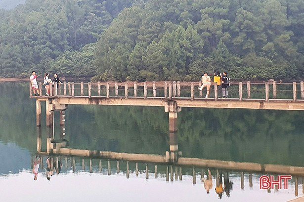 Kéo nhau lên núi Hồng Lĩnh “giải nhiệt” bất chấp lệnh cách ly xã hội