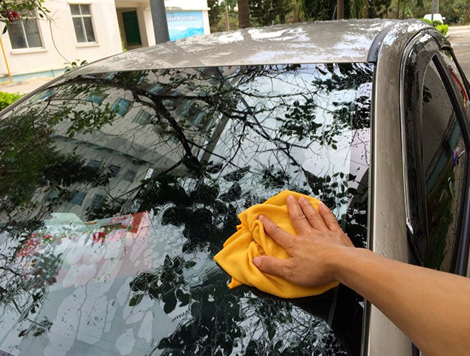 Cách khắc phục kính lái và gương mờ lái xe nên biết