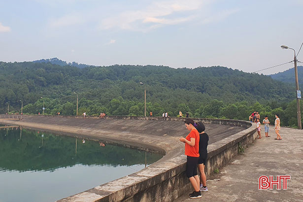 Kéo nhau lên núi Hồng Lĩnh “giải nhiệt” bất chấp lệnh cách ly xã hội