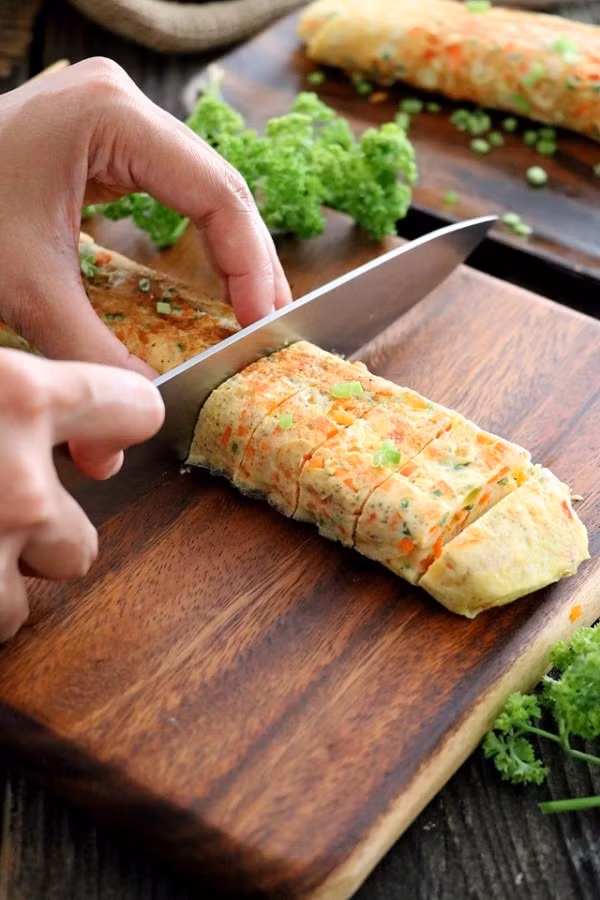 Làm trứng cuộn ốp lết kiểu Hàn cực đơn giản chỉ trong 5 phút