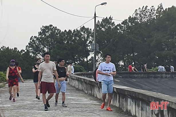 Kéo nhau lên núi Hồng Lĩnh “giải nhiệt” bất chấp lệnh cách ly xã hội