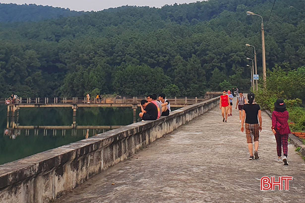 Kéo nhau lên núi Hồng Lĩnh “giải nhiệt” bất chấp lệnh cách ly xã hội