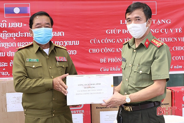 Hỗ trợ thiết bị phòng dịch cho An ninh Bôlykhămxay và Khăm Muộn