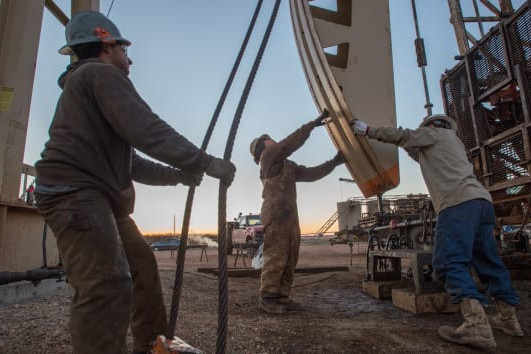 Công nhân làm việc trên một máy bơm dầu ở Bắc Dakota, Mỹ. Ảnh: CNBC. Lần đầu tiên giá dầu giao dịch ở mức dưới 0 USD/thùng