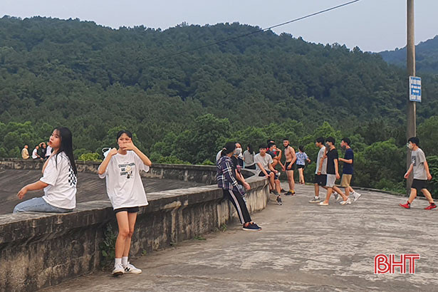 Kéo nhau lên núi Hồng Lĩnh “giải nhiệt” bất chấp lệnh cách ly xã hội