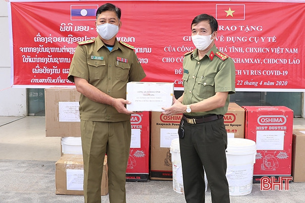 Hỗ trợ thiết bị phòng dịch cho An ninh Bôlykhămxay và Khăm Muộn