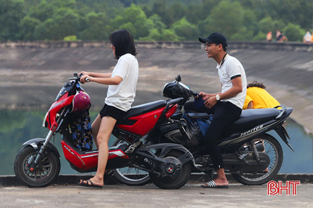 Kéo nhau lên núi Hồng Lĩnh “giải nhiệt” bất chấp lệnh cách ly xã hội