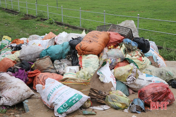 Rác chất đống nhiều ngày, dân Thường Nga “nghẹt thở” vì hôi thối